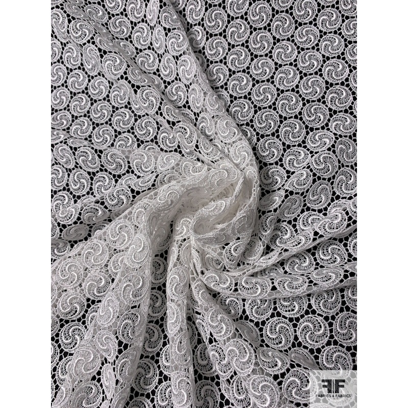 Swiss Shuriken Medallion Guipure Lace – Light Ivory Fabric by the Yard